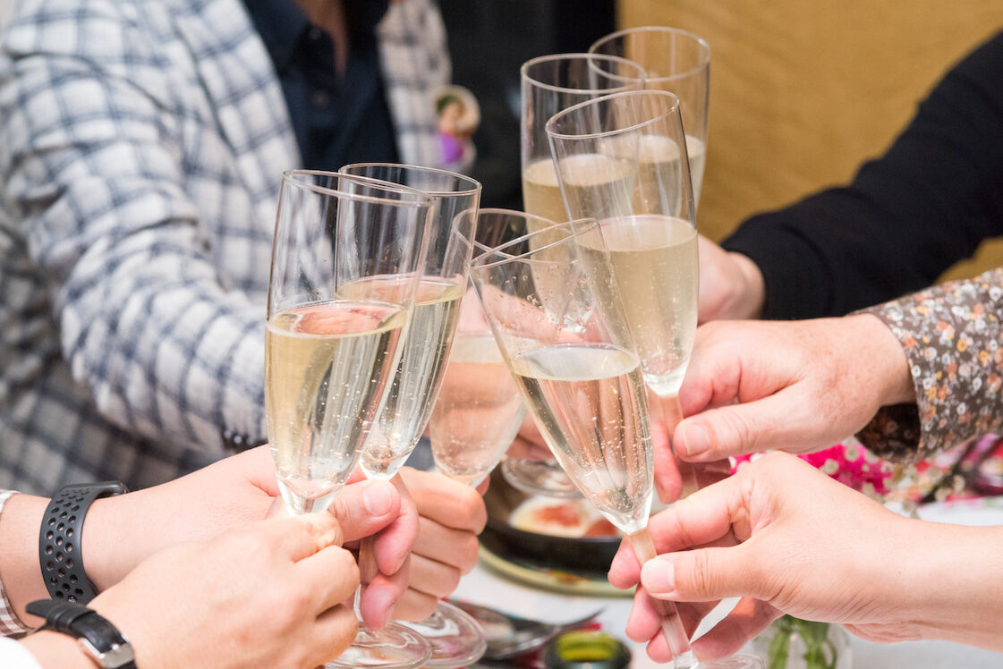 乾杯　日本酒　スパークリング　手　大勢　SEOサイト用